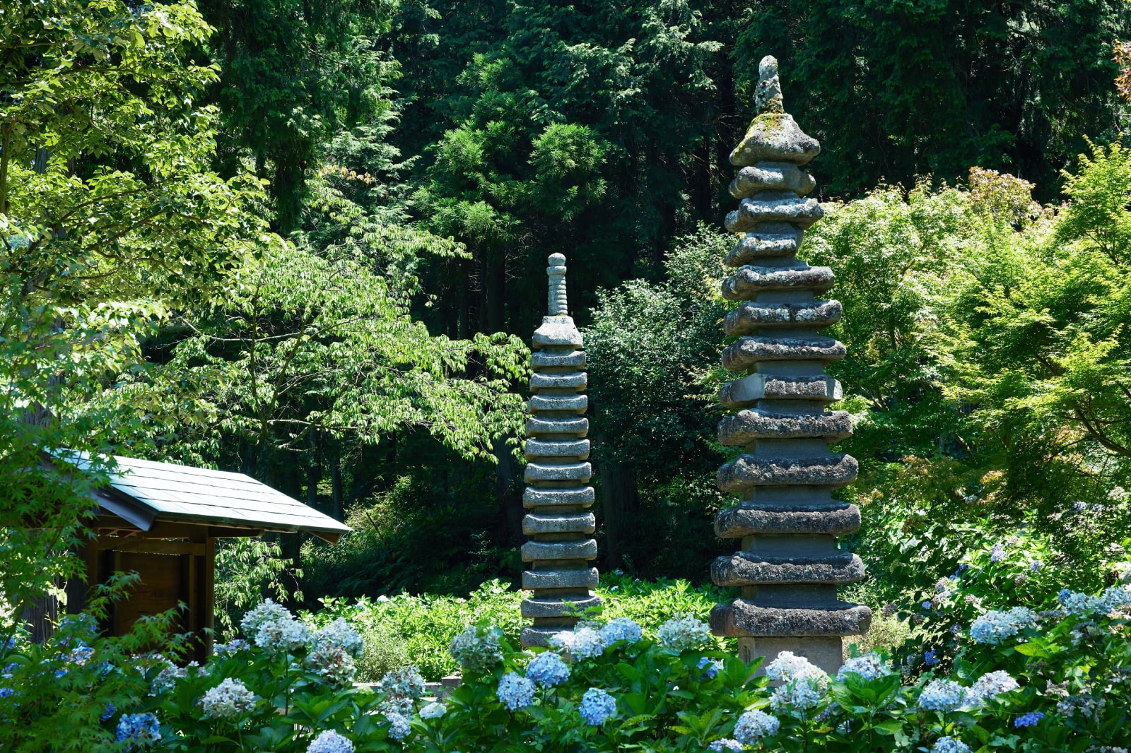 十三重石塔２基（重要文化財）