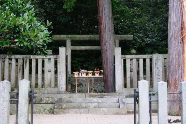 9月21日は崇徳天皇の縁日であるため
白峯陵にて御正辰祭が9時より
執り行われました。

前日の夜には雷雨があり、
当日の朝にも雨が降っていましたが、
9時ごろになると雨も上がり
晴れ間が広がり、滞りなく行われました。

当日は朝早くから大勢の参拝者が
お見えになり、一緒にお参り
させていただきました。

今年も宮内庁関係者が
数名おこしになり儀式を
執り行っていただきました。

宮内庁の方も白峯陵の御正辰祭に
50人弱ほど参列者が来たので
数の多さに驚いていました。

因みに他の御陵の御正辰祭には
これほどの人は集まらないそうです。

毎年、曜日に関係なく
9月21日9時より白峯陵で
行われますので、お時間の合う方は
お参りください。

#白峯寺 #白峰寺
#白峯大権現 #天狗 #日本八天狗
#崇徳天皇 #西行
#四国八十八ヶ所 #四国霊場 #お遍路
#坂出市 #香川県 #五色台
#寺 #神社 #神社仏閣
#写真好きな人と繋がりたい
#ファインダー越しの私の世界
#ことりっぷ
#白峯陵 #御陵 #正辰祭 #縁日
#shiromineji #sakaide #kagawa
#trip #temple #shrine #ohenro