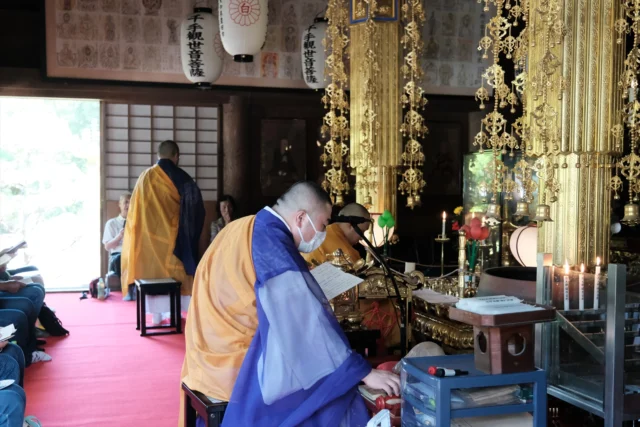 ７月12日は当山ご本尊の縁日である
千日会（せんにちえ）を行いました。

連日暑い中ですが、滞りなく法要が行えました。

この法要ではどなたでも自由に
参加でき、ご参拝いただいた皆さまと
一緒に般若心経をお唱えする法要と
なっており、普段は一般方が
入ることのない重要文化財に
指定されている本堂にて行い、
ご本尊の厨子もご開帳いたします。

更にはこの日限定の
ご本尊カード守りも特別授与しております。

当日は居合わせたお遍路さんも
中々機会のないことなので
飛び入りでご参加いただき、
法要を務めさせていただきました。

#白峯寺 #白峰寺
#白峯大権現 #天狗 #日本八天狗
#崇徳天皇 #西行
#四国八十八ヶ所 #四国霊場 #お遍路
#坂出市 #香川県 #五色台
#寺 #神社 #神社仏閣
#写真好きな人と繋がりたい
#ファインダー越しの私の世界
#ことりっぷ
#千手観音 #縁日
#shiromineji #sakaide #kagawa
#trip #temple