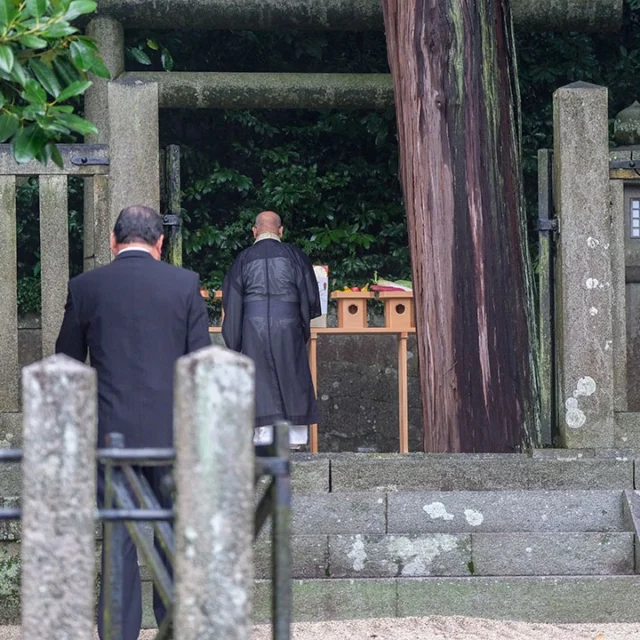 宮内庁が定めている崇徳天皇の縁日である
9月21日に、白峯陵にて宮内庁主催の
御正辰祭（ごしょうしんさい）の儀が
執り行われます。
※年に一度限りの行事です

開催日時：9月21日（月）午前9時より
開催場所：白峯陵

また9月頃から昨年の落雷で被災した
防災設備の復旧工事と今年の6月の台風で
被災した薬師堂の修理工事、
一般参拝エリア外ですが、防草シート施工工事と
時期未定ですが、今年6月の台風で被災した
七棟門他施設の修復工事を予定しています。

作業車が複数出入りするため、
ご参拝の皆さまにはご迷惑を
お掛けいたしますが、
ご理解とご協力をお願い申し上げます。

合掌

#白峯寺 #白峰寺
#白峯大権現 #天狗 #日本八天狗
#崇徳天皇 #西行
#四国八十八ヶ所 #四国霊場 #お遍路
#坂出市 #香川県 #五色台
#寺 #神社 #神社仏閣
#写真好きな人と繋がりたい
#ファインダー越しの私の世界
#ことりっぷ
#白峯陵 #御陵 #正辰祭 #縁日
#shiromineji #sakaide #kagawa
#trip #temple #shrine #ohenro